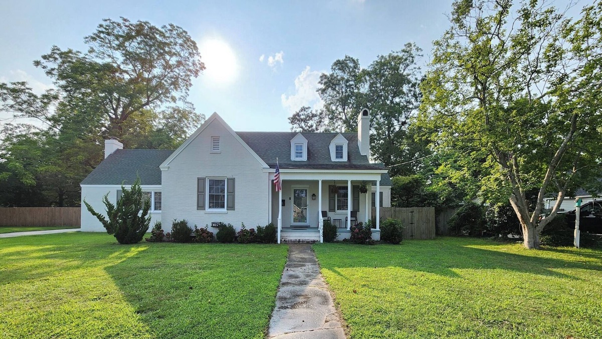 Elizabeth City House | Fur baby friendly home close to the water, downtown and the University.