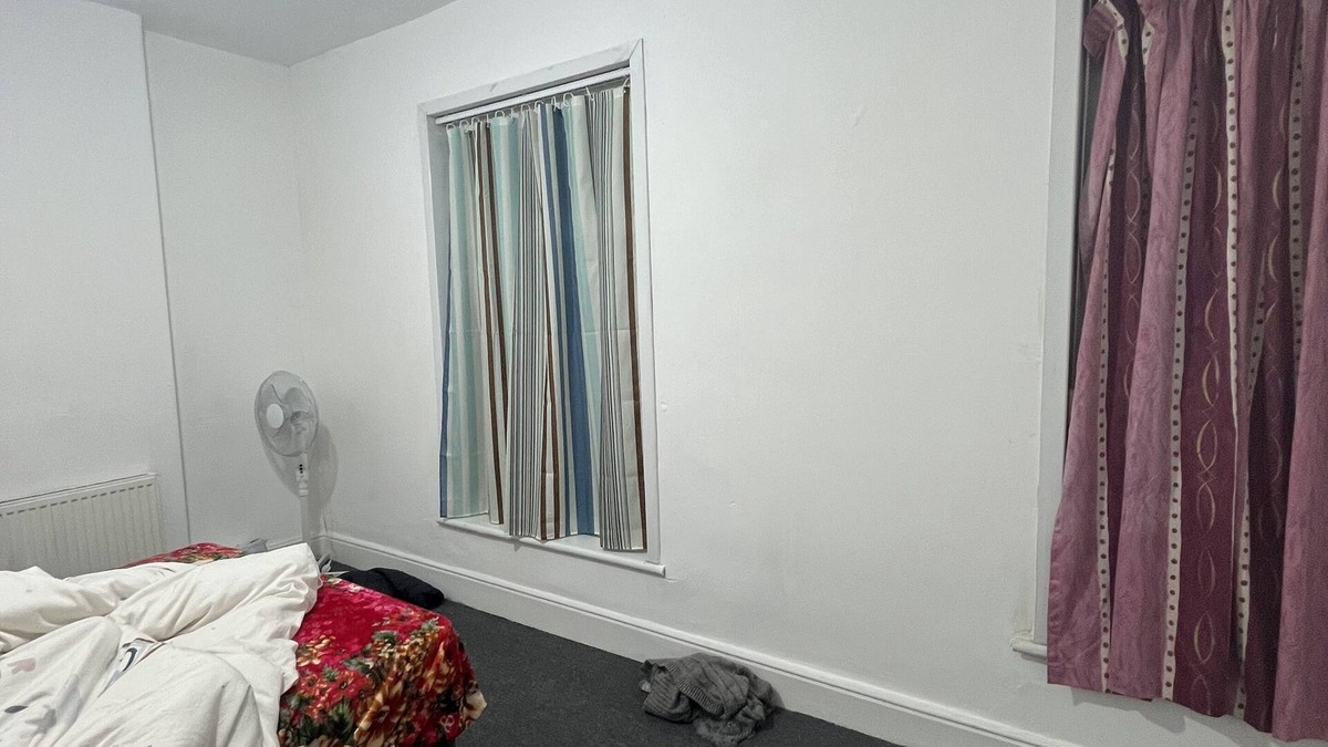 Hull House | Furnished 2 bedroom house with garden aswell i stay here normally with family.