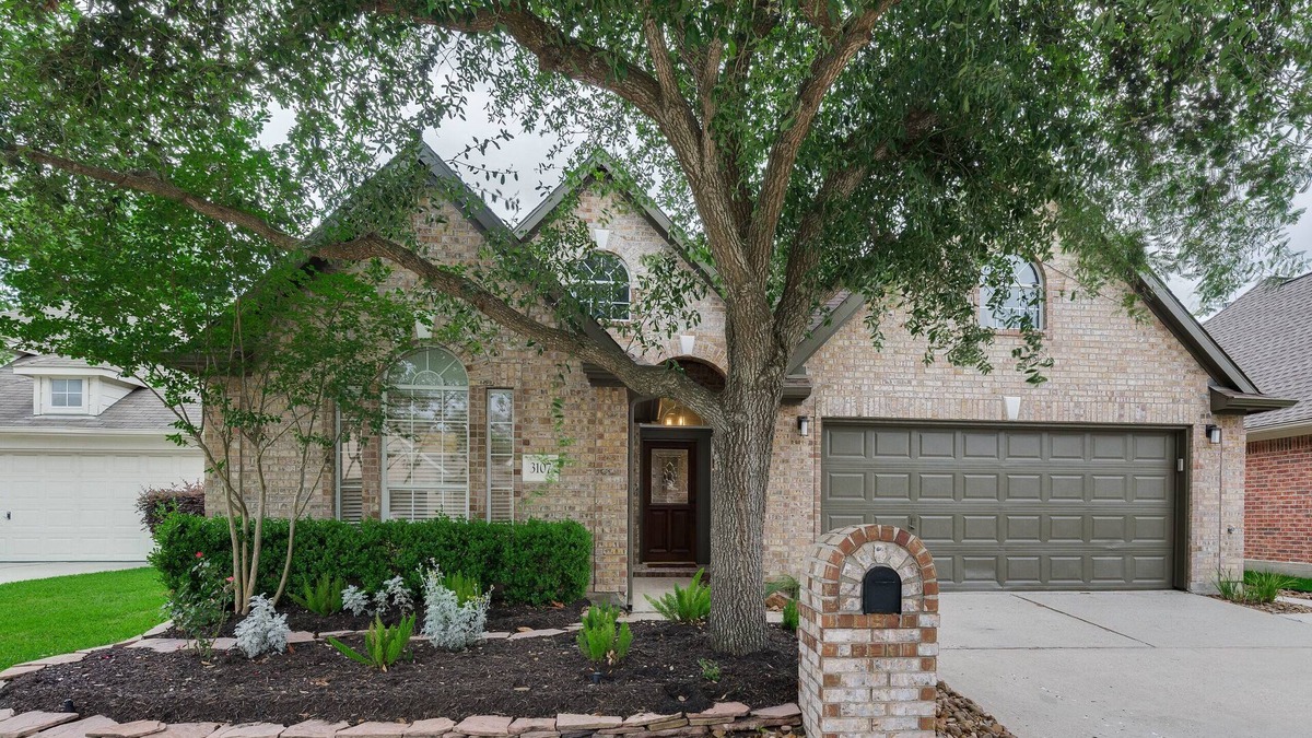 Spring House | Furnished 3 bed 2 bath w/screened porch 5 minutes from I-45 20 Mints. to IAH