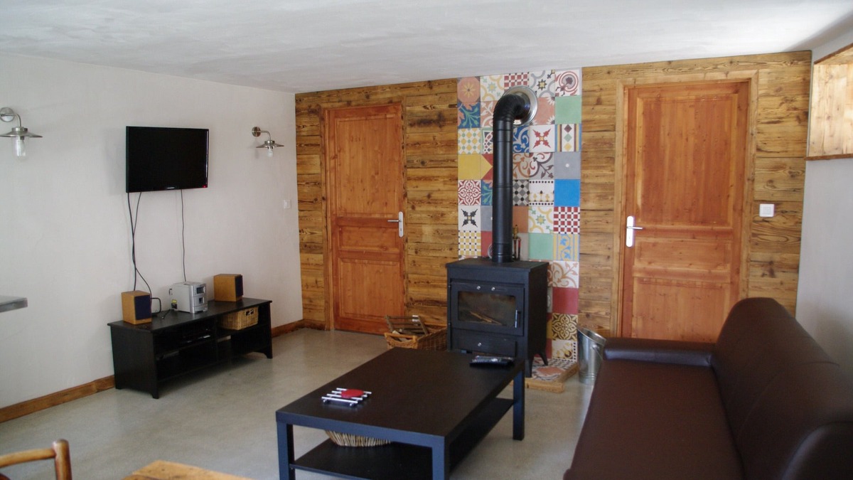 Bozel Apartment | Furnished apartment in a mountain cabin in the hamlet Tincave