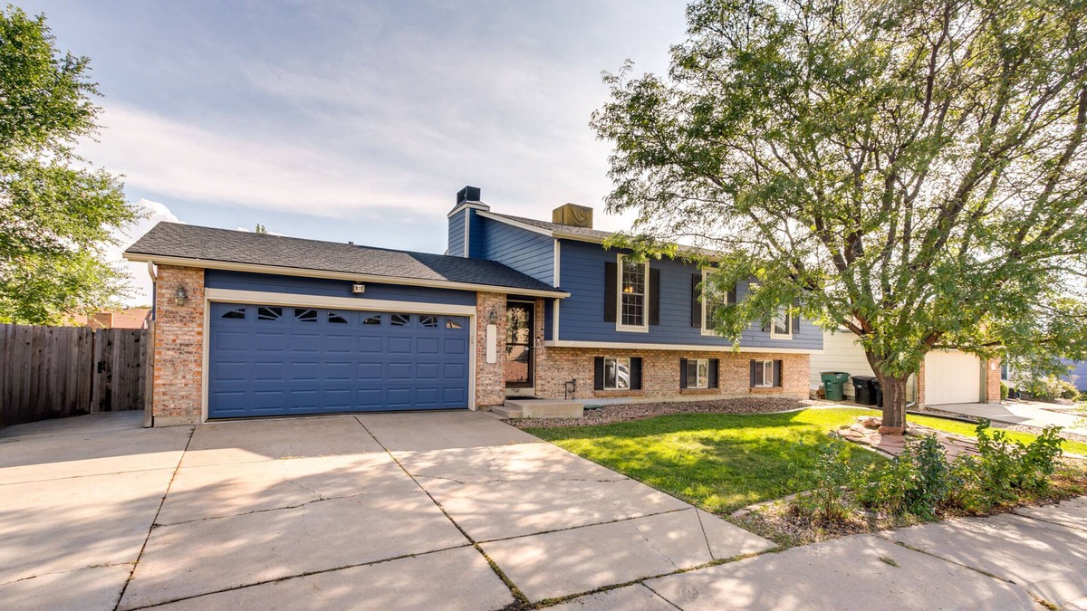 Thornton House | Furnished Deck + Fire Pit: Thornton Family Retreat