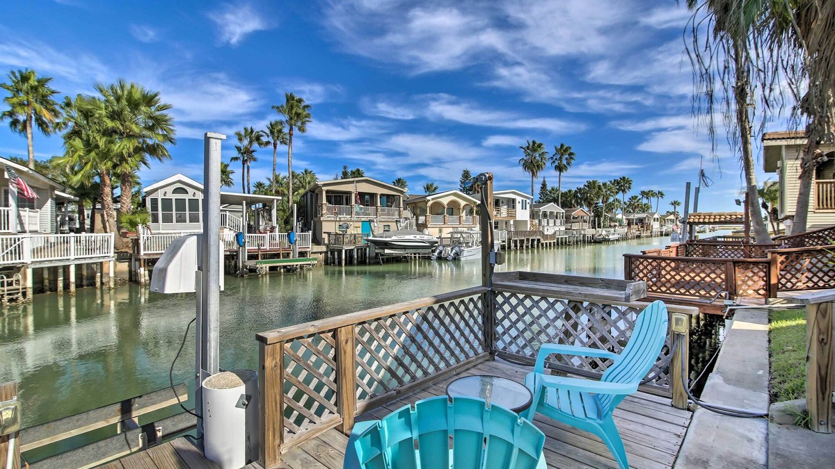 Port Isabel Cottage | Furnished Deck: Waterfront Port Isabel Cottage!