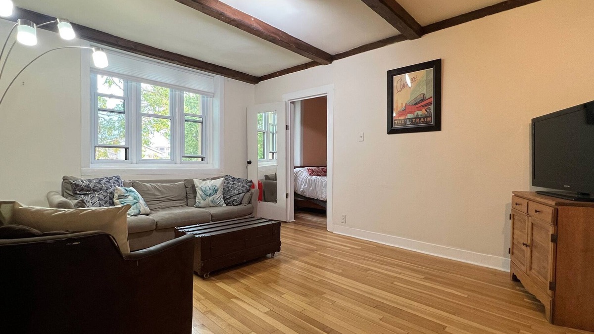 Sheffield and DePaul Apartment | Furnished Holiday Gem Lincoln Park Chicago - Red Line/Fullerton L 1 Block