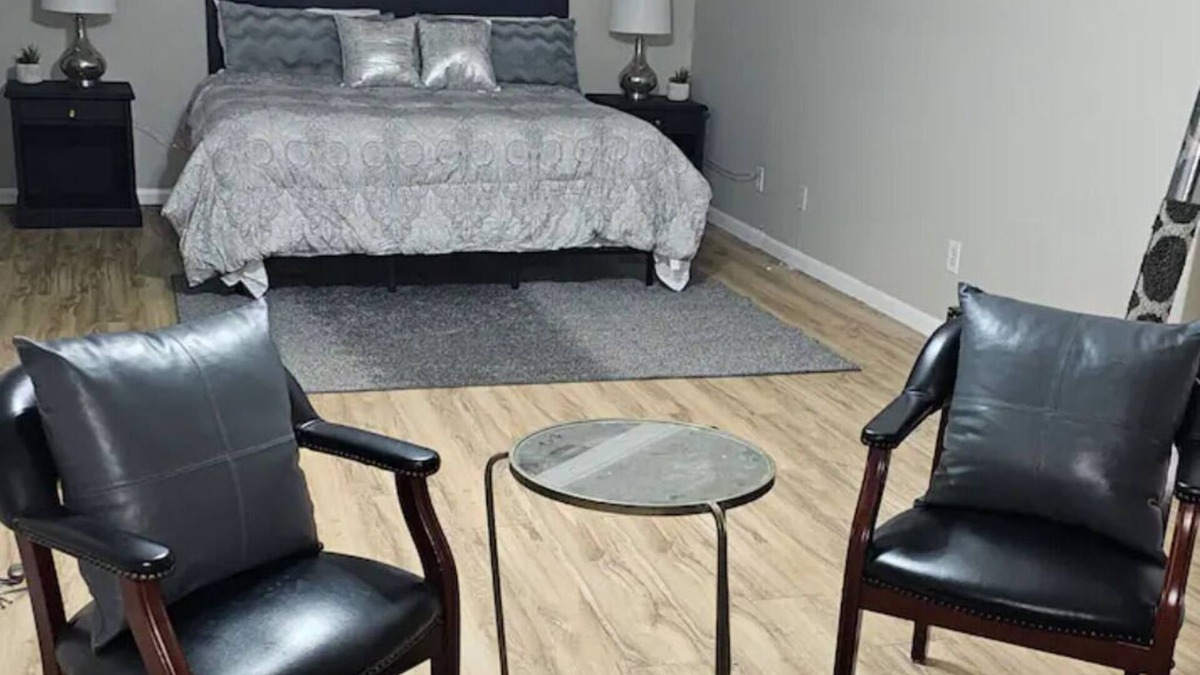 Vicksburg House | Furnished Home Sleeps 10