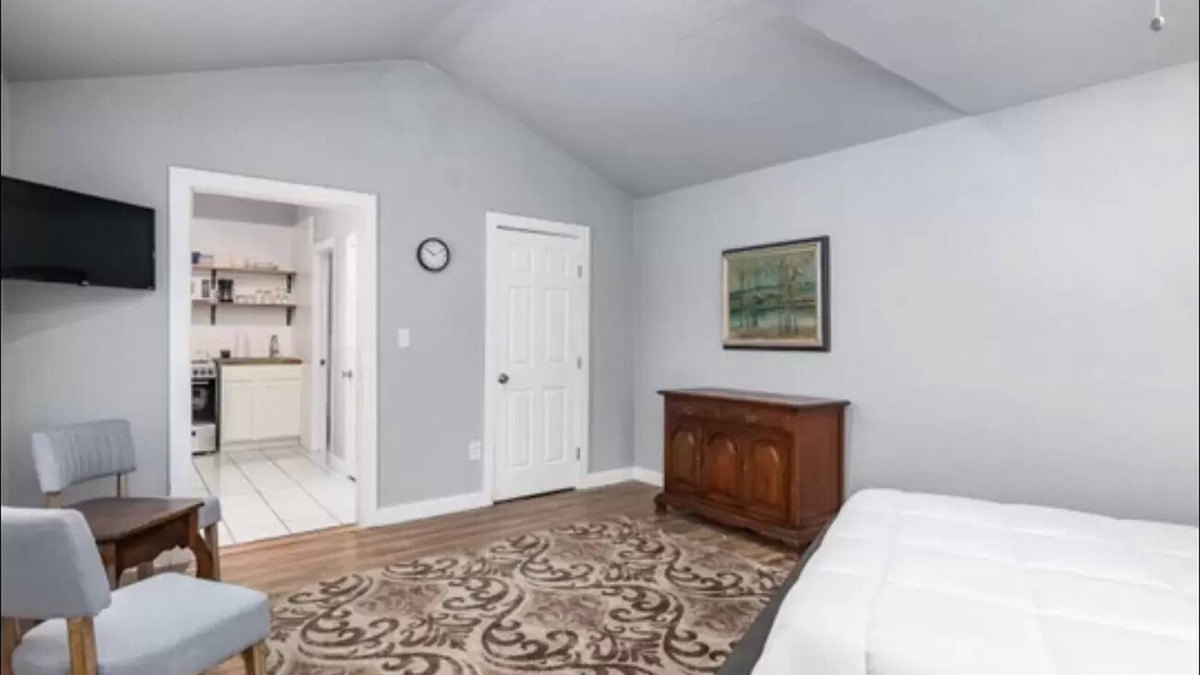 Southtown Apartment | Furnished House Apartment with Private Entrance and Parking