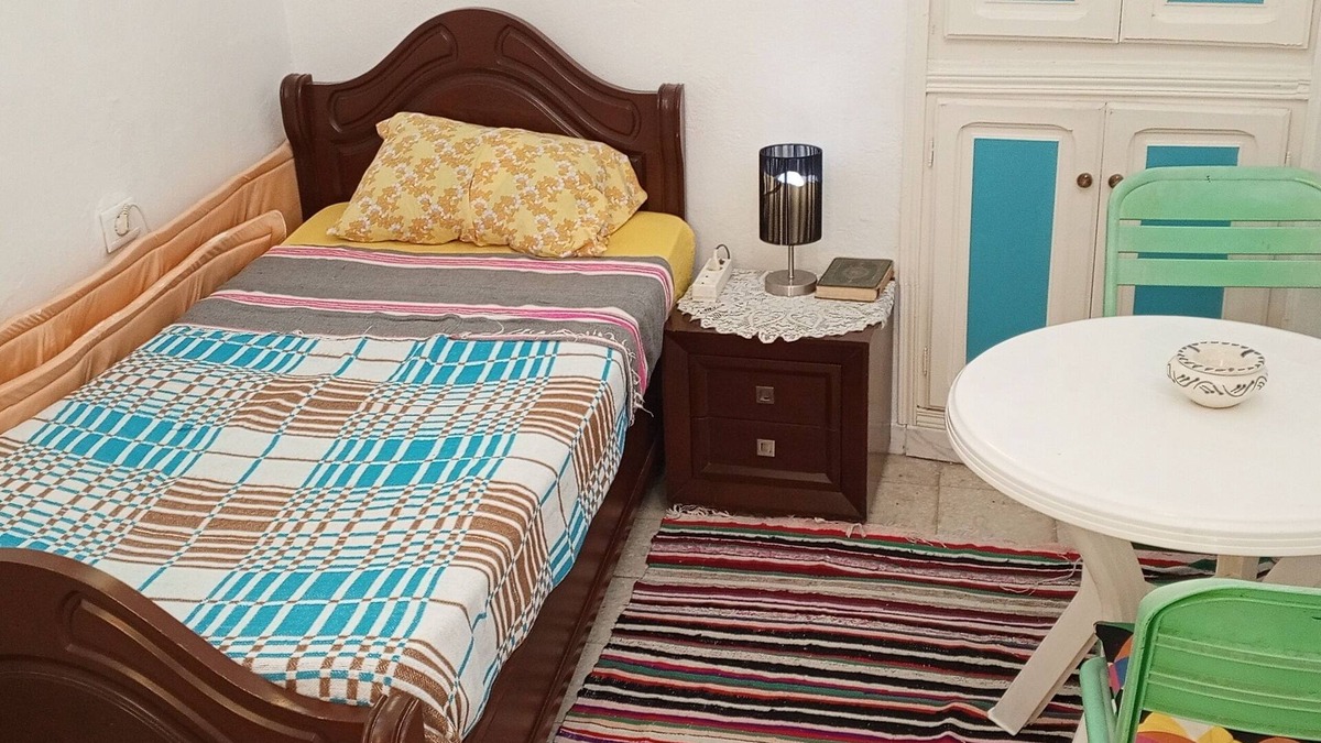 El Halfaouine Apartment | Furnished room with veranda