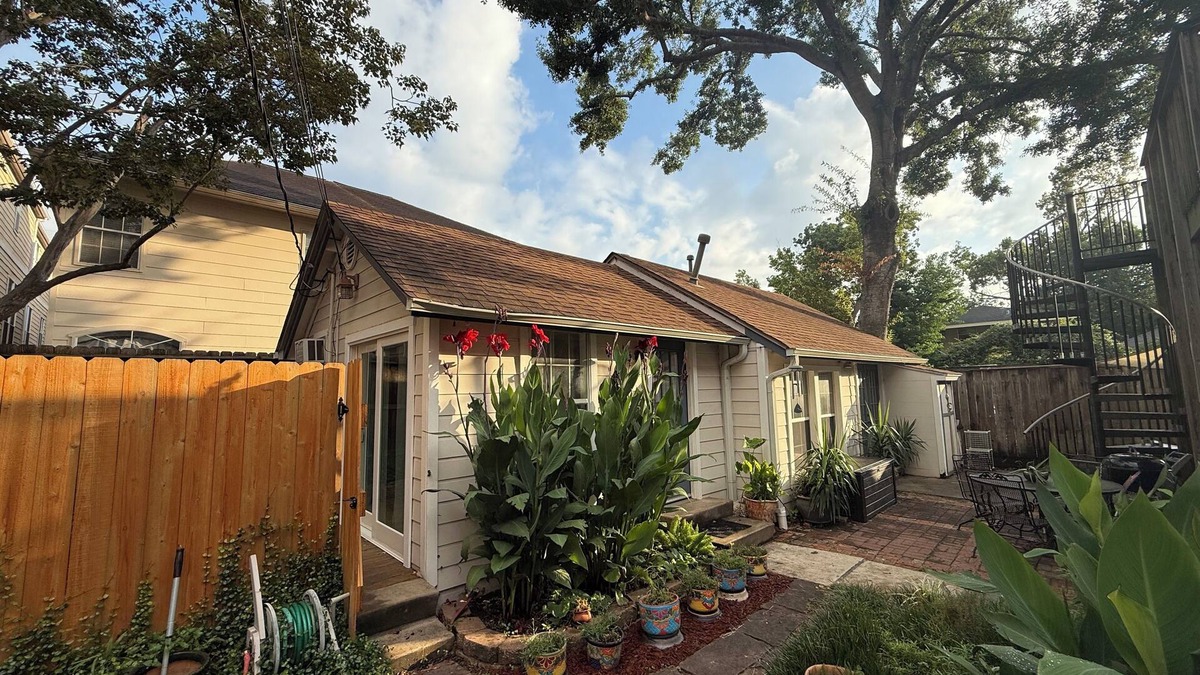 Hyde Park Cottage | Furnished, stand-alone guest house with private deck, Montrose