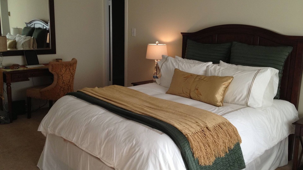 West End Condo | Furnished Studio Includes High Speed Internet WIFI Utilities 1,850 Per Month