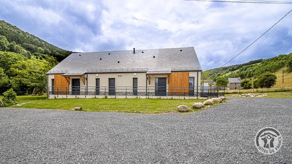 Campan Cottage | Gîte-Comfort-Mobility bath-Mountain view-PMR