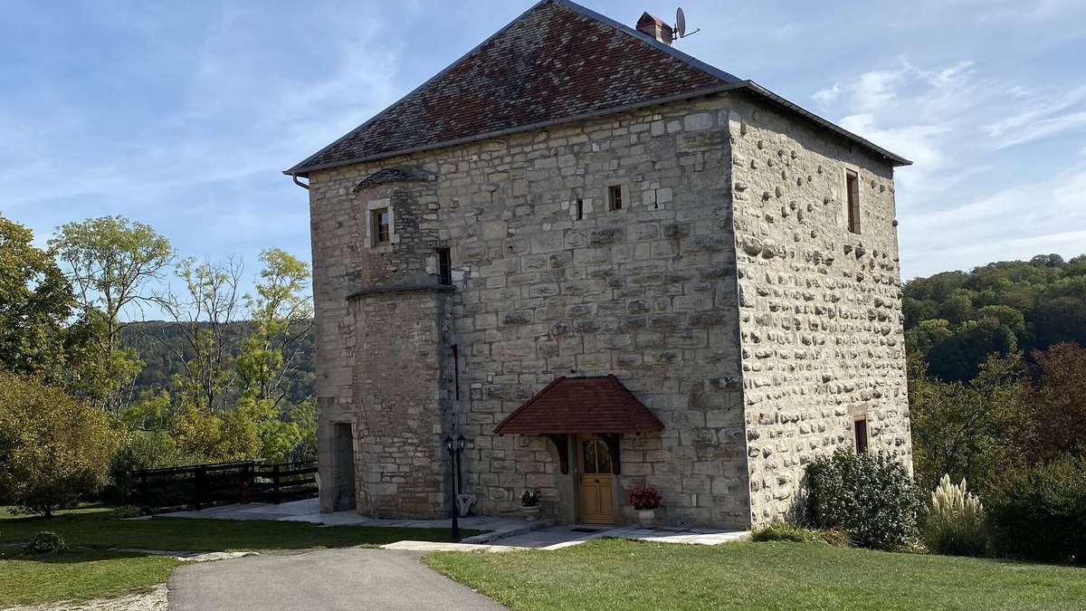 Aissey House | Gîte dans une très jolie tour carré du XII siècle pour 6-8 personnes à COTEBRUNE