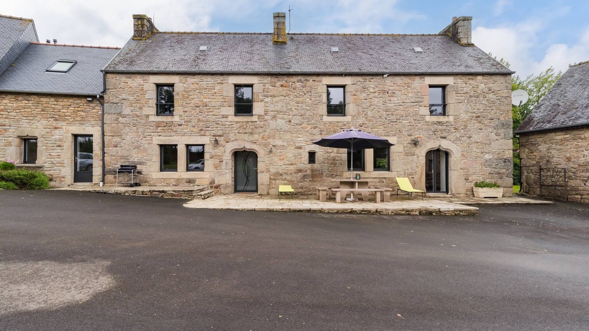 Ploumilliau House | Gîte de Kerduraison - Maison avec grand jardin