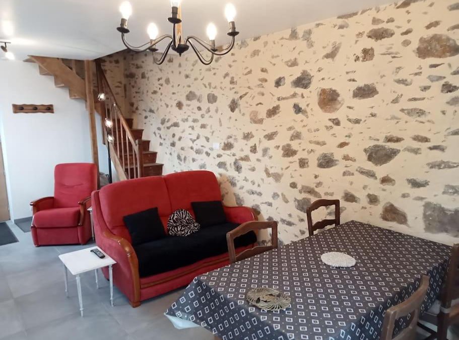 Saint-Leonard-des-Bois House | Gîte entier plein centre de St Léo, 2 ch, 4 pers