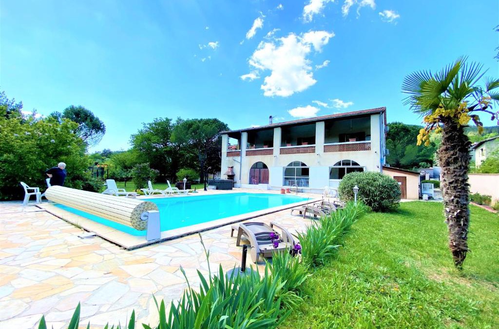 Aubenas House | Gîte et chambre d'hôtes LE MERCOIRE, piscine chauffée et jacuzzi