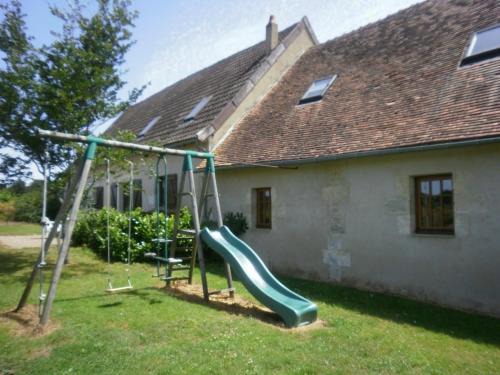 Arthon House | Gîte familial près de Châteauroux avec jardin, aire de jeux et location de salle, idéal pour 8 pers. - FR-1-591-12