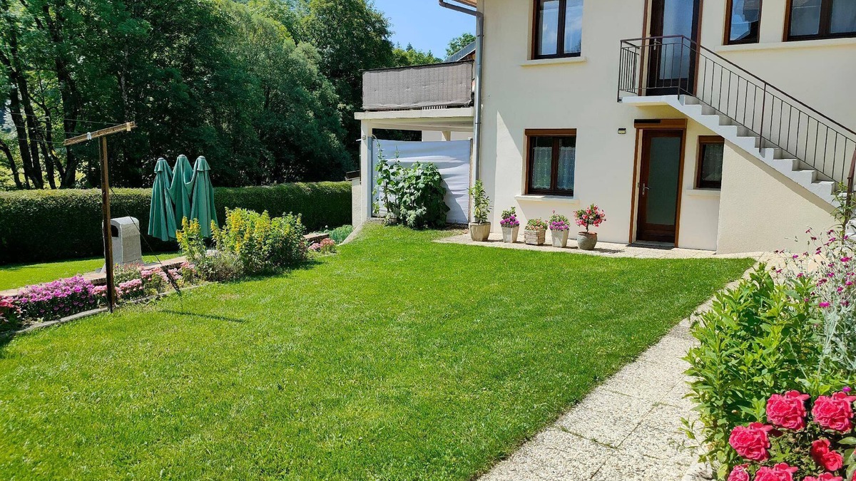 Foncine-le-Haut Apartment | Gîte Rosier Montagnes Jura with Spa Sauna river