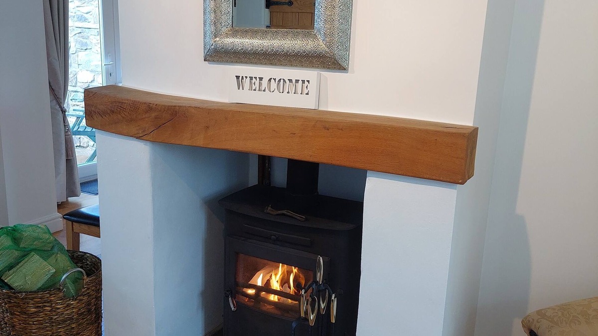 Cylch-Y-Garn Cottage | Gadlys cottage sleeps 6 dog friendly walk to Church Bay Beach sea views