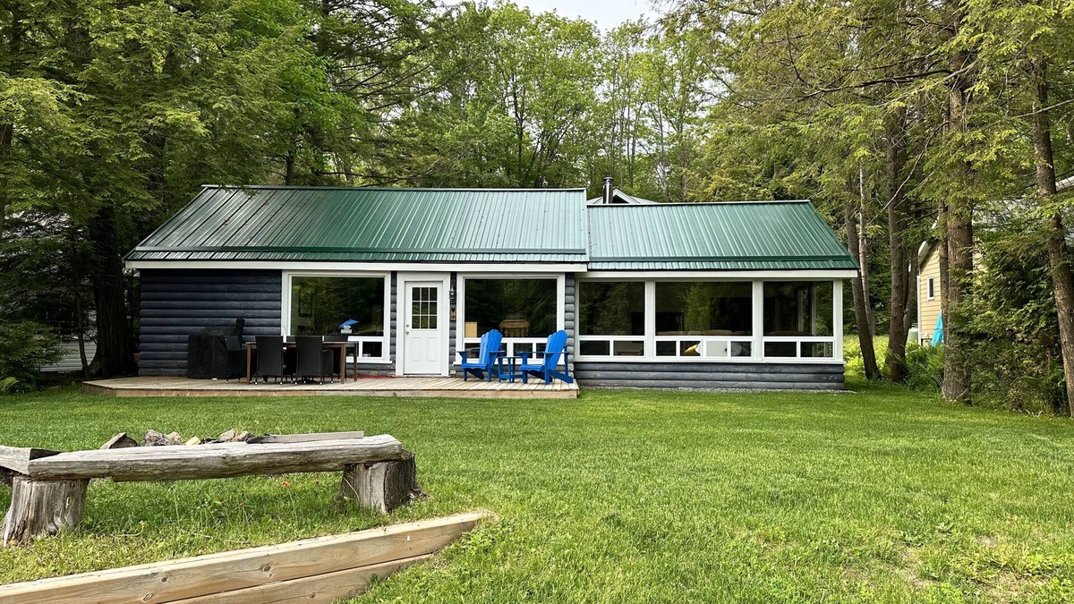 Bracebridge Cottage | Gali's Waterfront Cottage on Lake Muskoka facing south with western sunset views