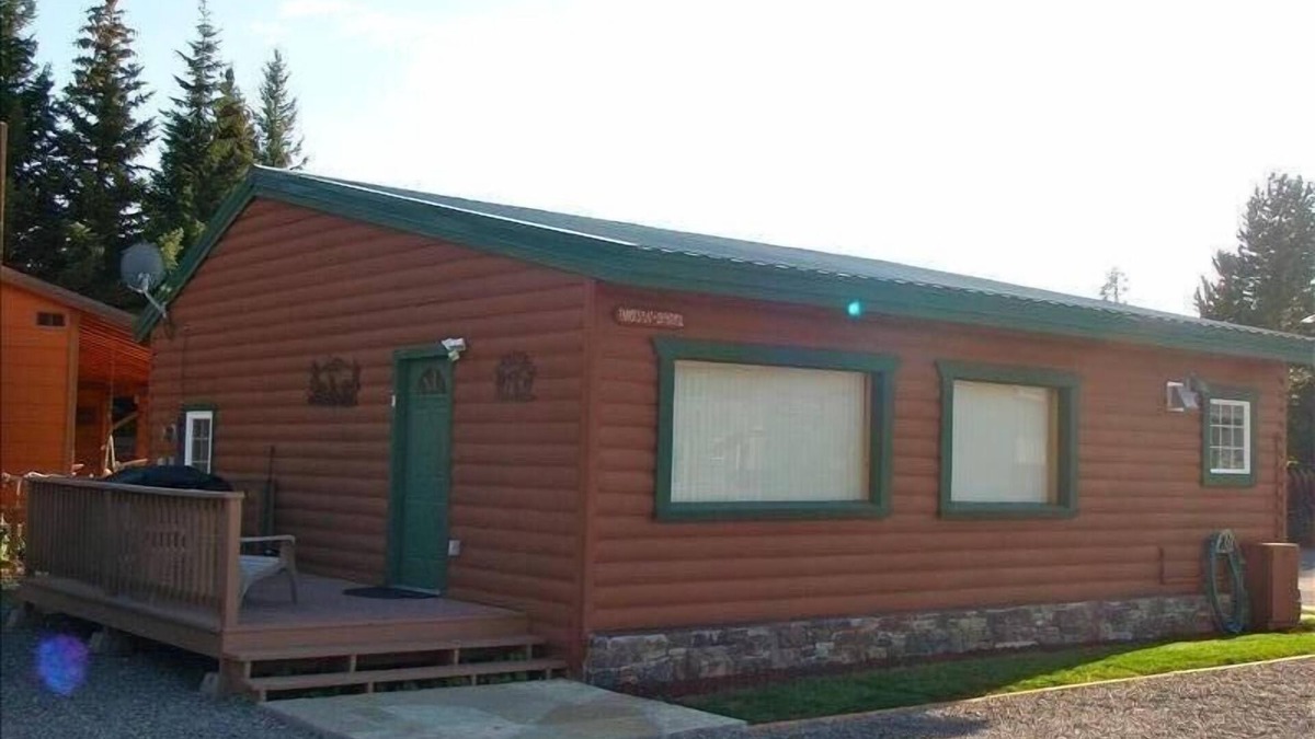 West Yellowstone Cabin | Gallatin Cabin, Sleeps 1 - 6, 5 Blocks from West Entrance to Yellowstone