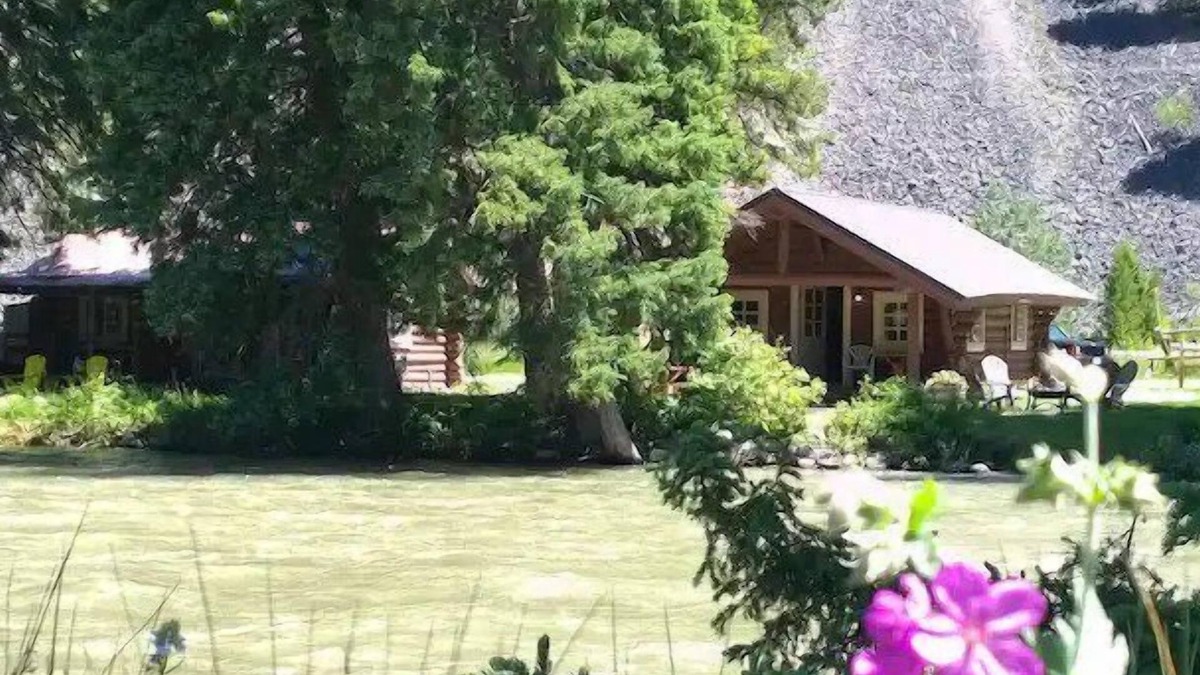 Gallatin Gateway House | Gallatin River waterfront fly fishing access w/fire pit - Historic Gallatin River Cabin