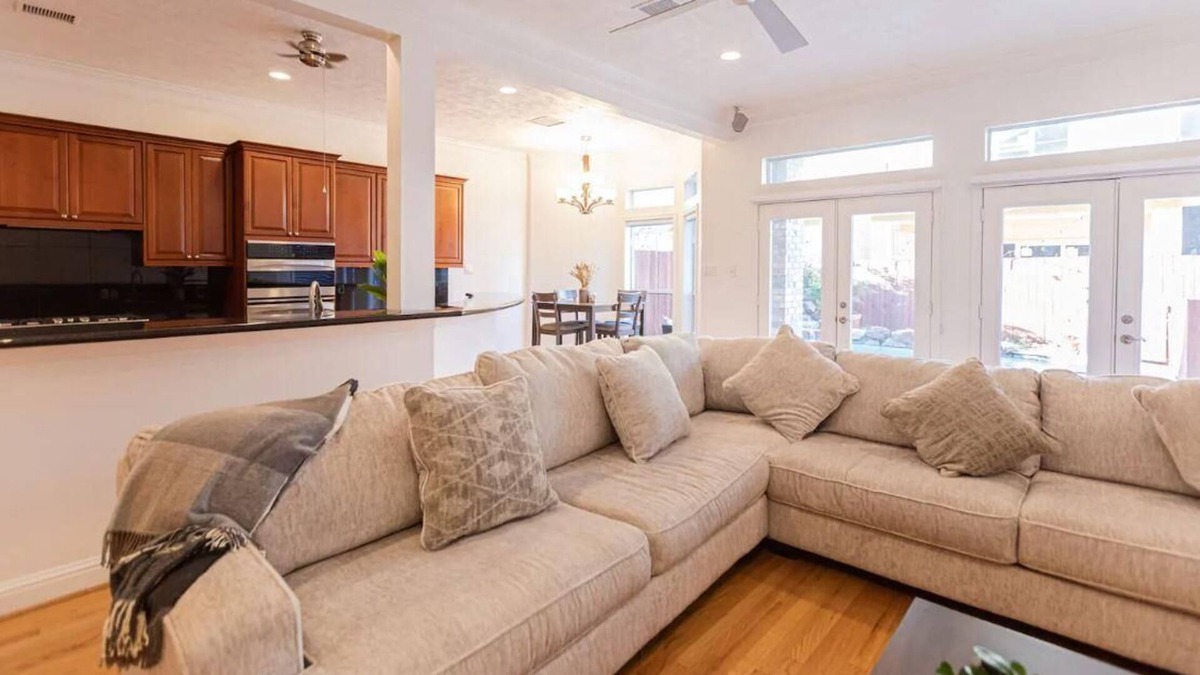 Houston Villa | Galleria | Luxury villa | Pool w/ waterfall