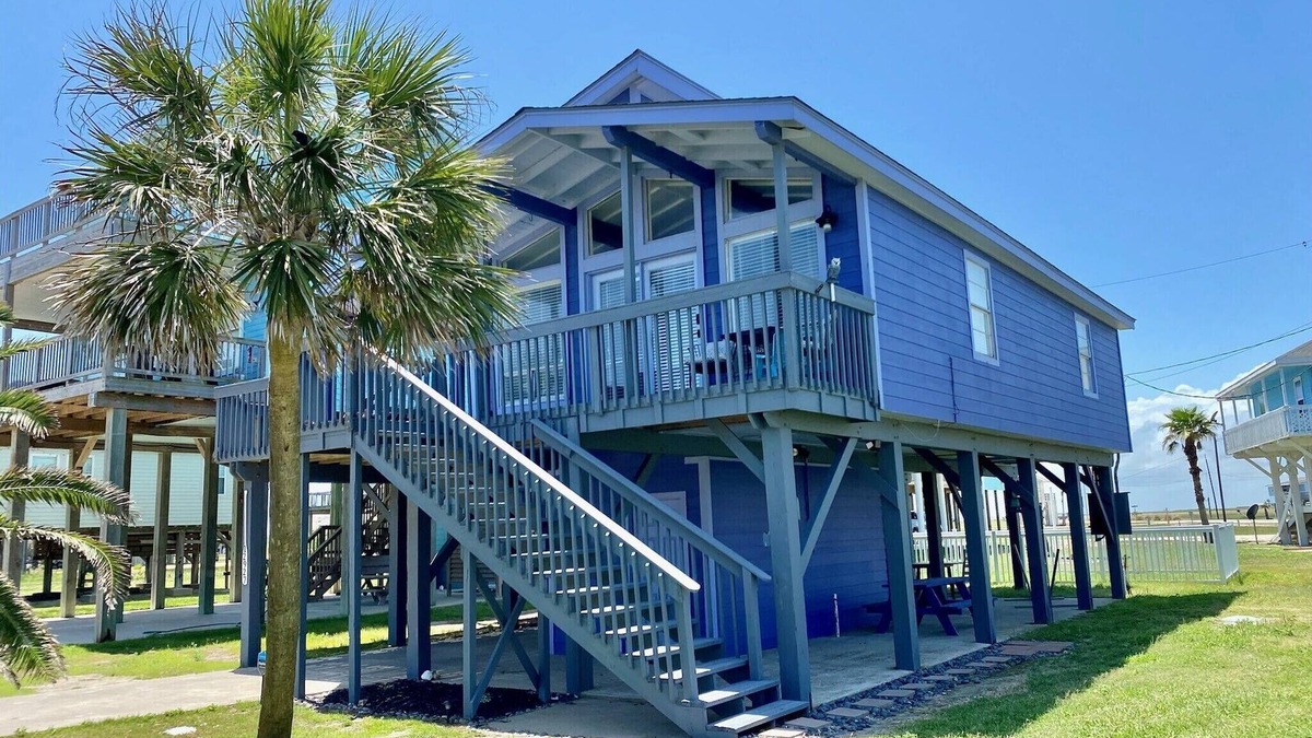 San Luis House | Galveston/Surfside Beach Retreat - Dog Friendly Home - 500 Steps to the Beach