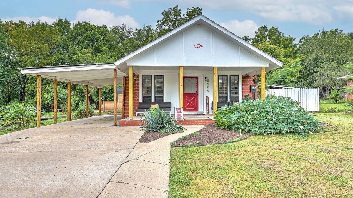 Johnson House | Game Day Getaway: Pet-Friendly Razorback Stay