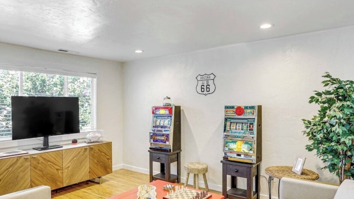 Southeast Boise House | Game Night Condo! With over 100 games! 4 person Darts - Connect 4 - Poker Table and Chips - Corn Hole - Slot Machine - Beer Pong - Board Games - Pool and More. Very close to BSU - Downtown and Airport