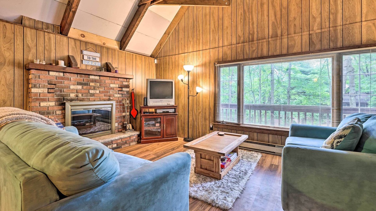 Pocono Lake Cabin | Game Room & Fire Pit: Tree-Lined Pocono Lake Cabin