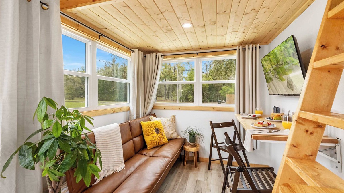 Lake City Cabin | Ganesh Tiny Home at Ichetucknee Springs