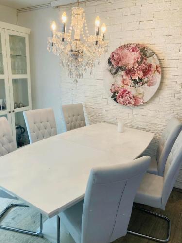 Kirchrode-Bemerode-Wulferode House | Ganzes Haus an der Messe und nur 15 Minuten zum Zentrum Hannover - including parking - komplett ausgestattet - 3 Schlafräume - Town House at Fair Trade - only 15 Min to Centre Hannover - 3 bed rooms - highWLAN - with working places and garden