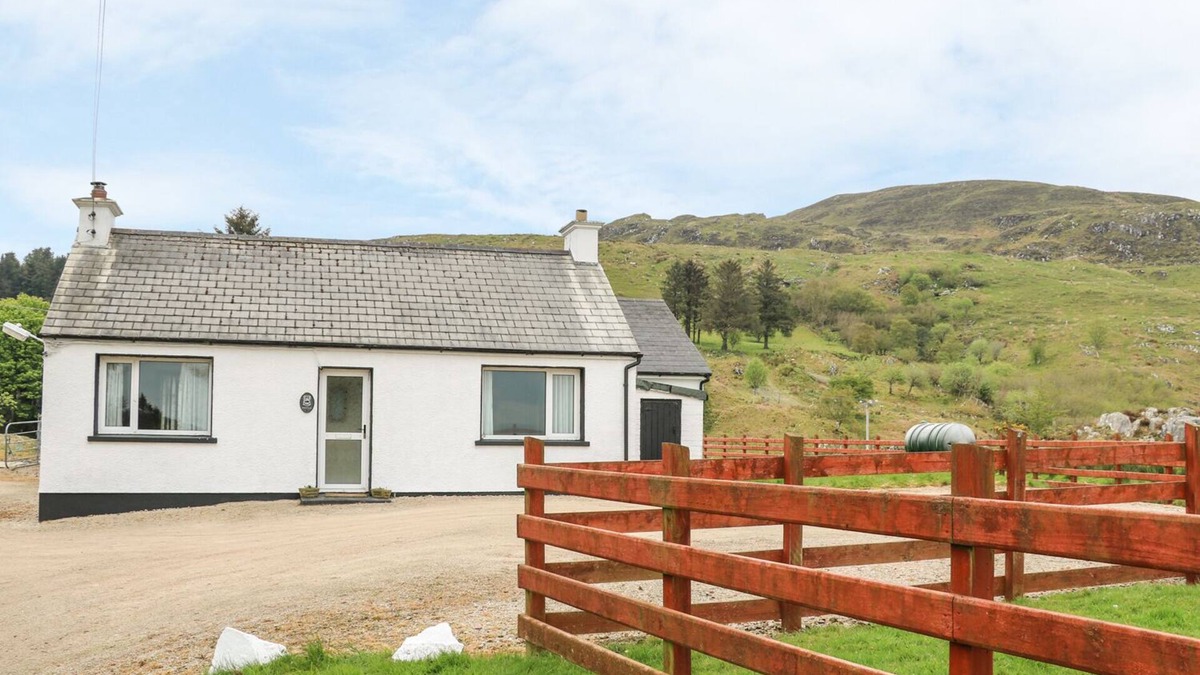 Rathmullan Cottage | GAPPLE COTTAGE, family friendly in Rathmullan, County Donegal