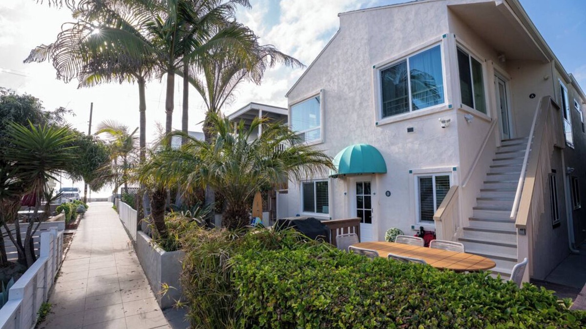 Mission Beach Cottage | Garage Parking, AC, Kid Friendly, 45 seconds from the beach!