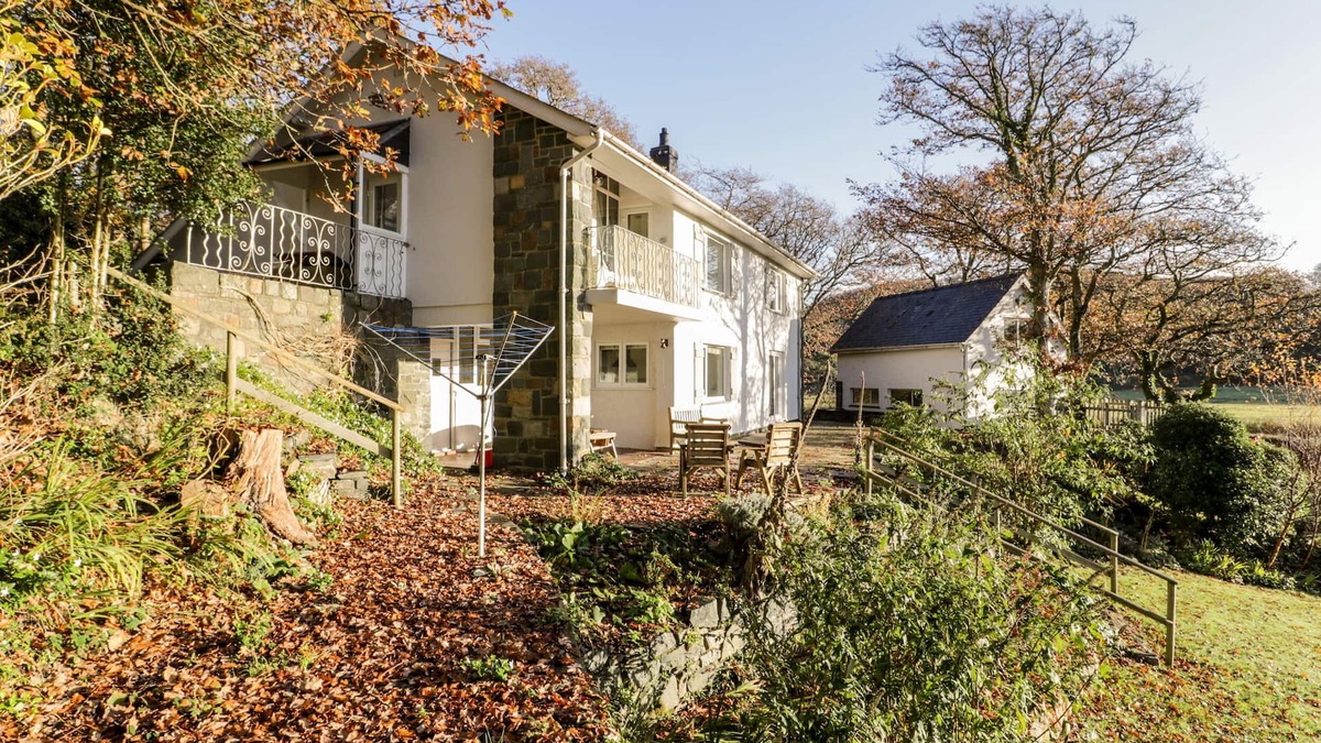 Barmouth Cottage | GARDD YNYS, pet friendly, character holiday cottage in Barmouth