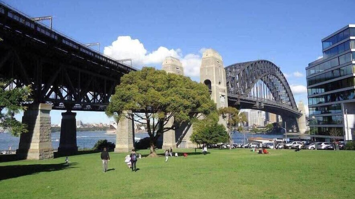 North Sydney Apartment | Garden 2 Bed Apt and Walk to Harbour | Parking