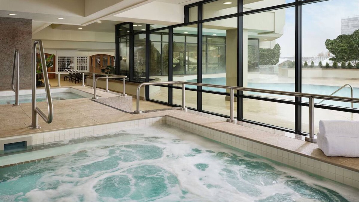 Downtown Salt Lake City Hotel | Garden 2 Queens, Little America, Year-round Pools, Bar, Proximity to Airport