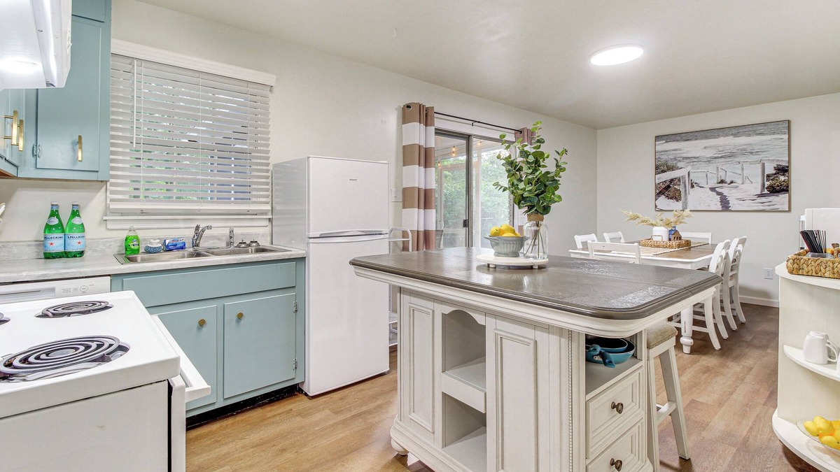 Garden City House | Garden City Home w/Screened Porch: Near Savannah!