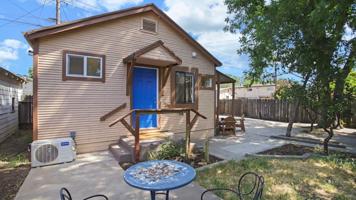 Lodi Cottage | Garden Cottage In Little Mexico. Walk downtown.