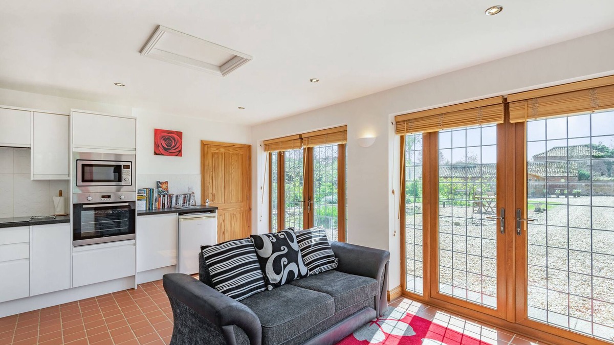 Spilsby Cottage | GARDEN COTTAGE, luxury holiday cottage, with open fire in Spilsby