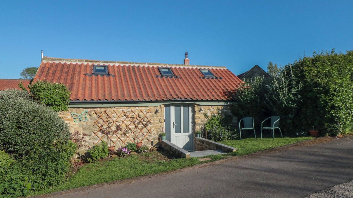 Scalby Cottage | GARDEN COTTAGE, romantic, with a garden in Scalby