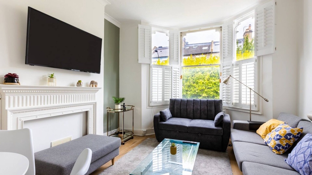 Addison Apartment | Garden Flat In the Heart of London