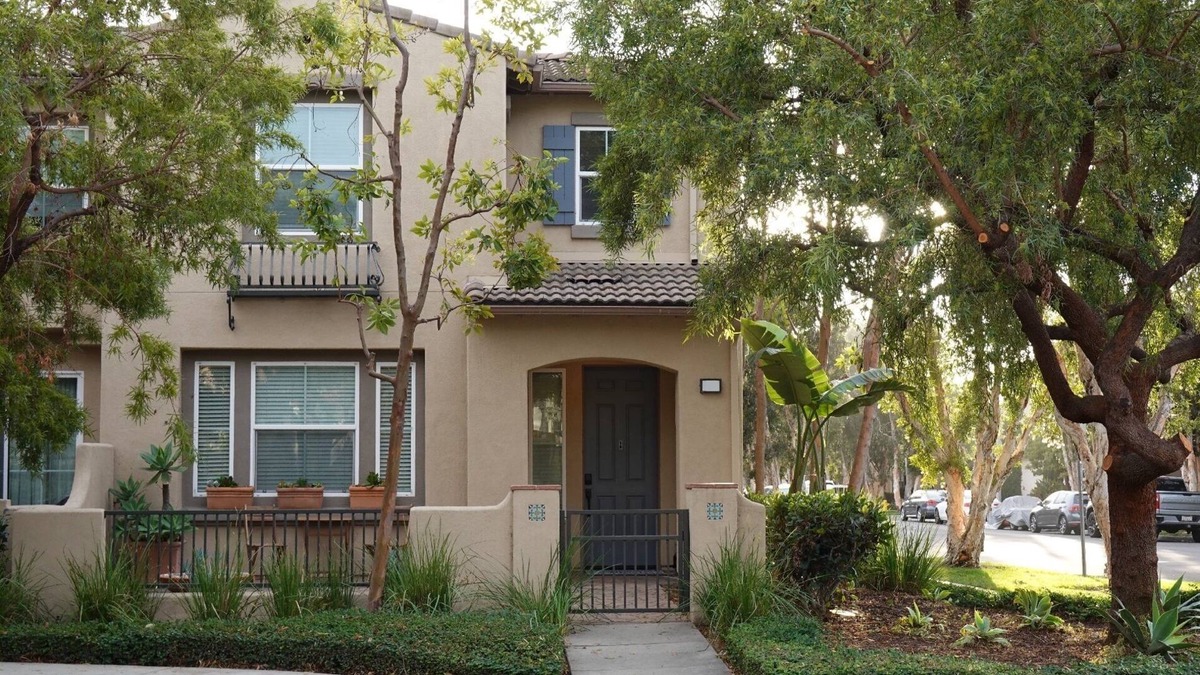Irvine House | Garden-front 3brd/2.5bath condo freshly remodeled in Woodbury East