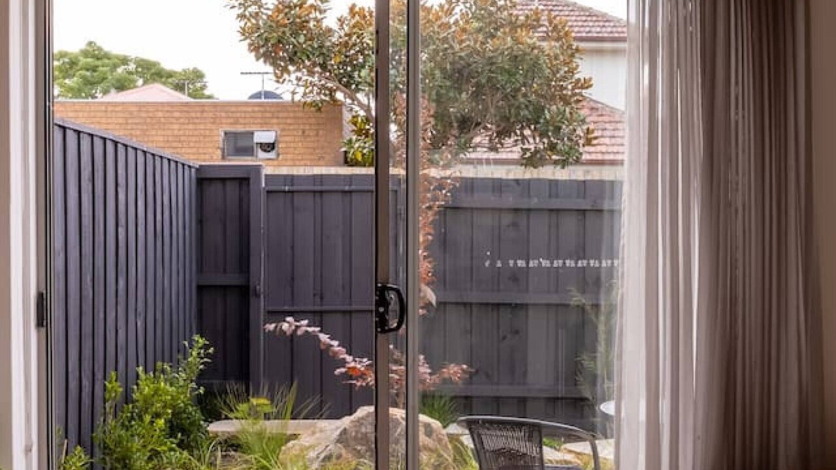Brunswick North Apartment | Garden Gem: Coburg Leafy Apt.