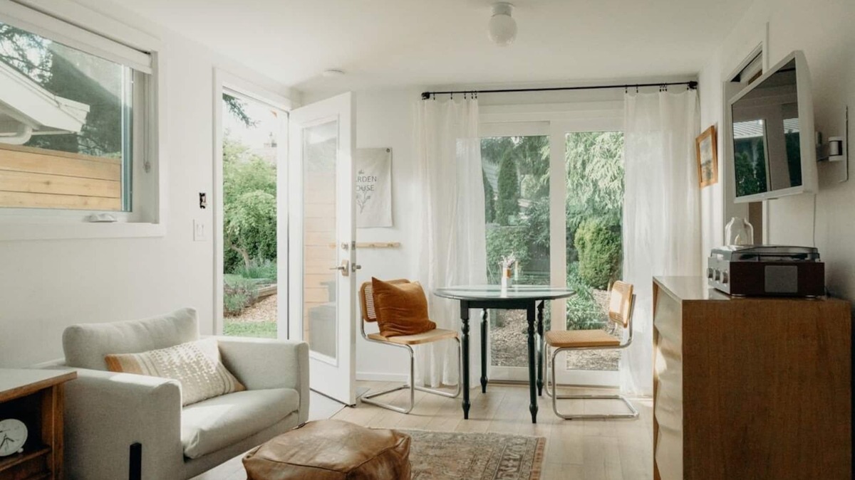 Silver Lake House | Garden Guest House in a peaceful neighborhood