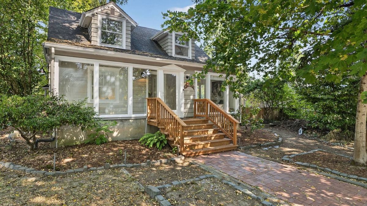 Garden Home-Whitford House | Garden Home Garden, Near a Golf Course