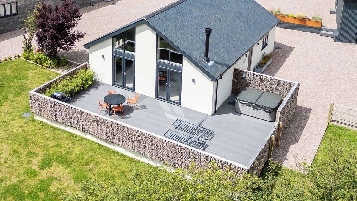 Llanfechell House | GARDEN HOUSE, pet friendly, luxury holiday cottage in Llanfechell