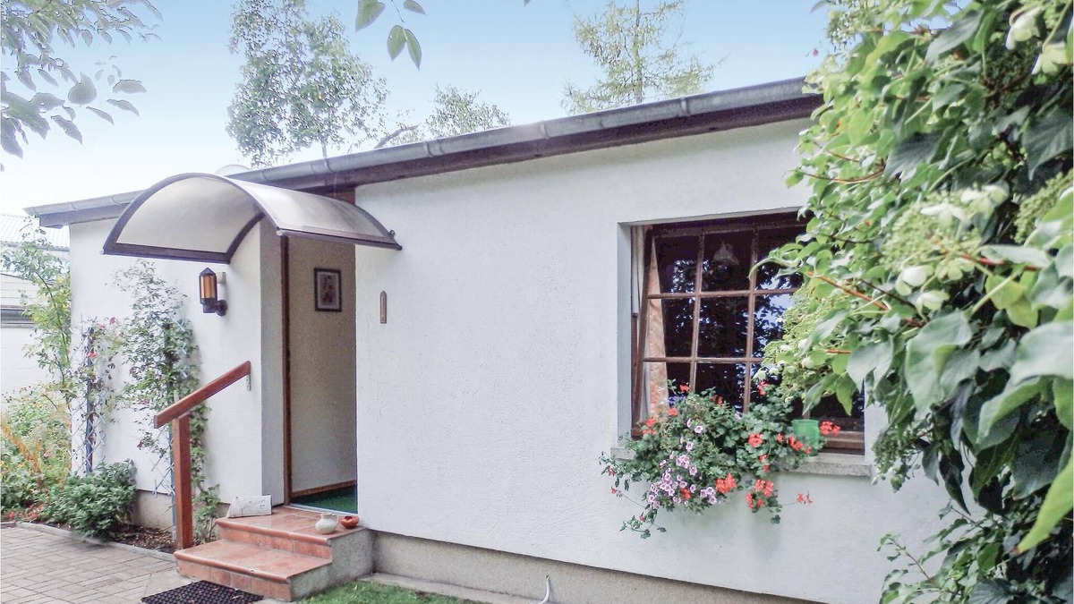 Eichwalde House | Garden idyll on the outskirts of the big city of Berlin: In the community of Eichwalde, a green subu