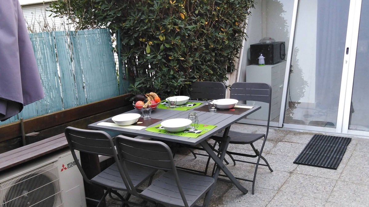 La Petite Motte Apartment | Garden level, 31 m2, air-conditioned, terrace 15 m2, private PK
