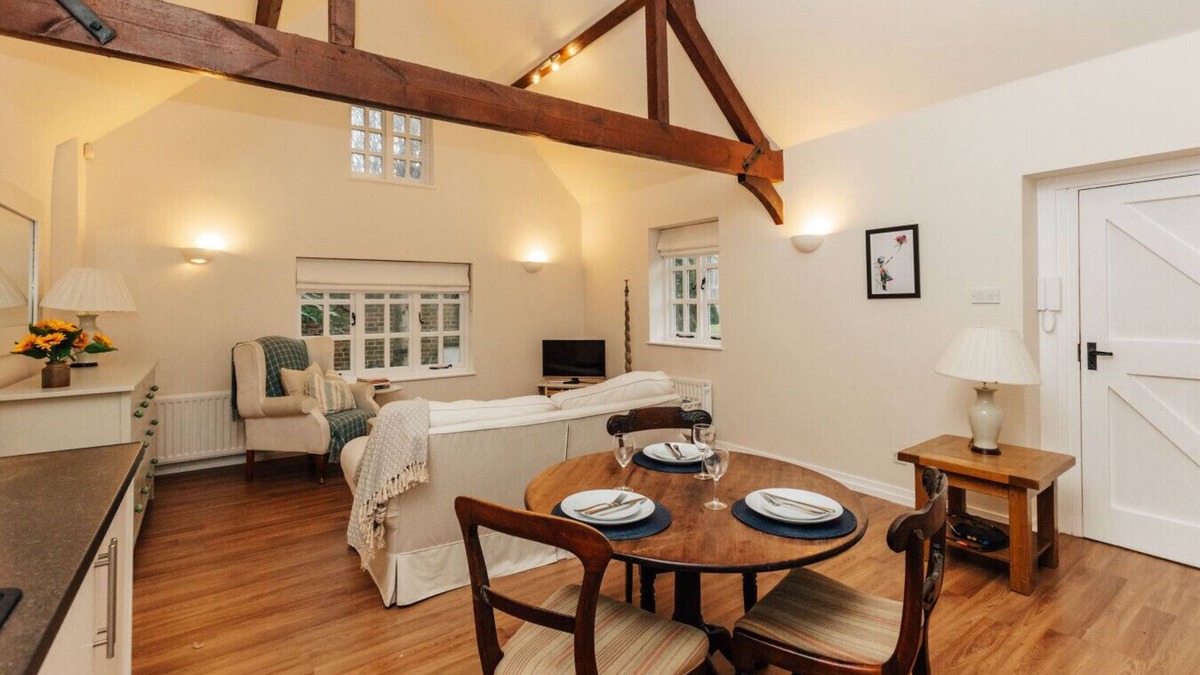 Didcot Cabin | Garden Lodge - pet friendly