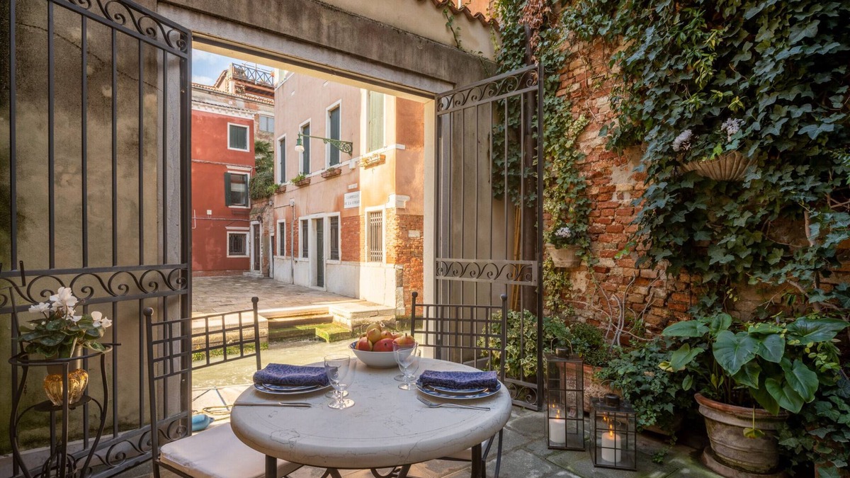 Santa Croce Apartment | Garden Mansion with Private Mooring R&R