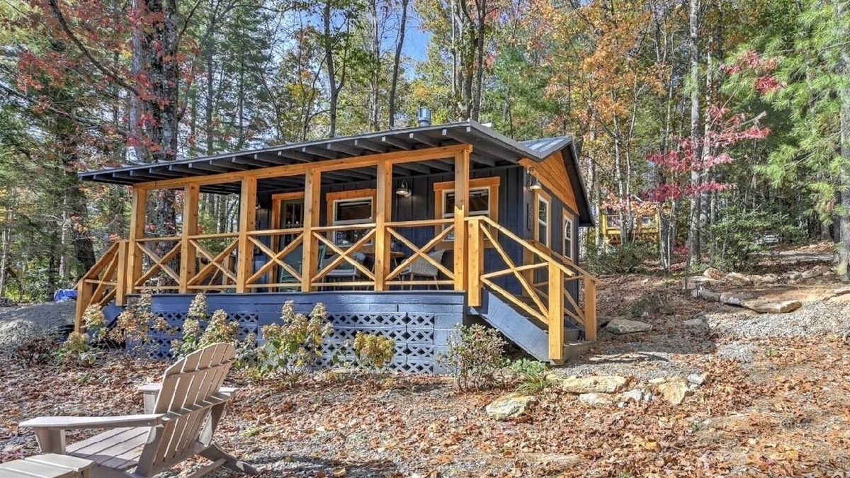 Hendersonville Cottage | Garden Nest: A Peaceful Sanctuary Close to Downtown Hendersonville!
